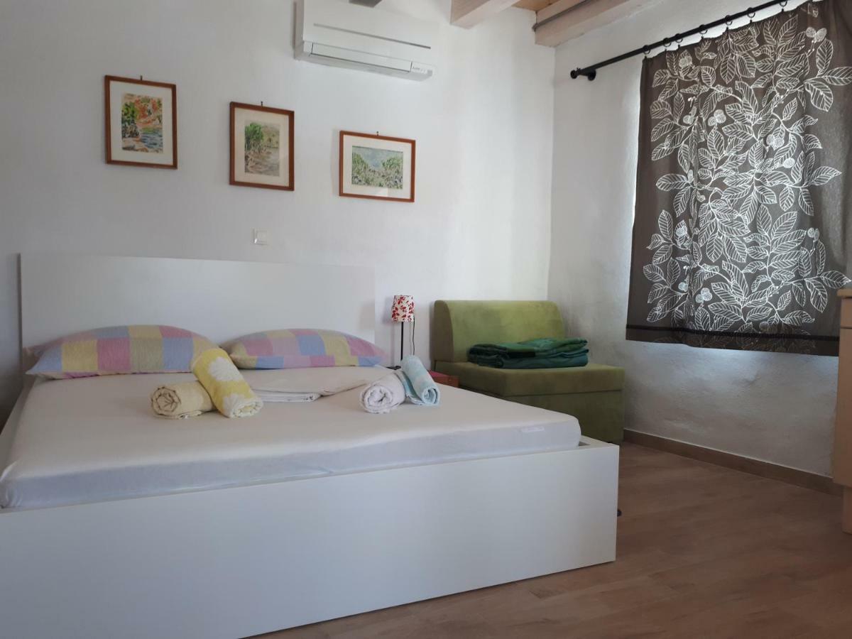 House At The Seafront Apartment Stari Grad  Ngoại thất bức ảnh